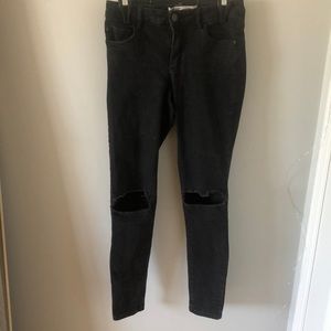 Jeans noir skinny avec trous sur les genoux